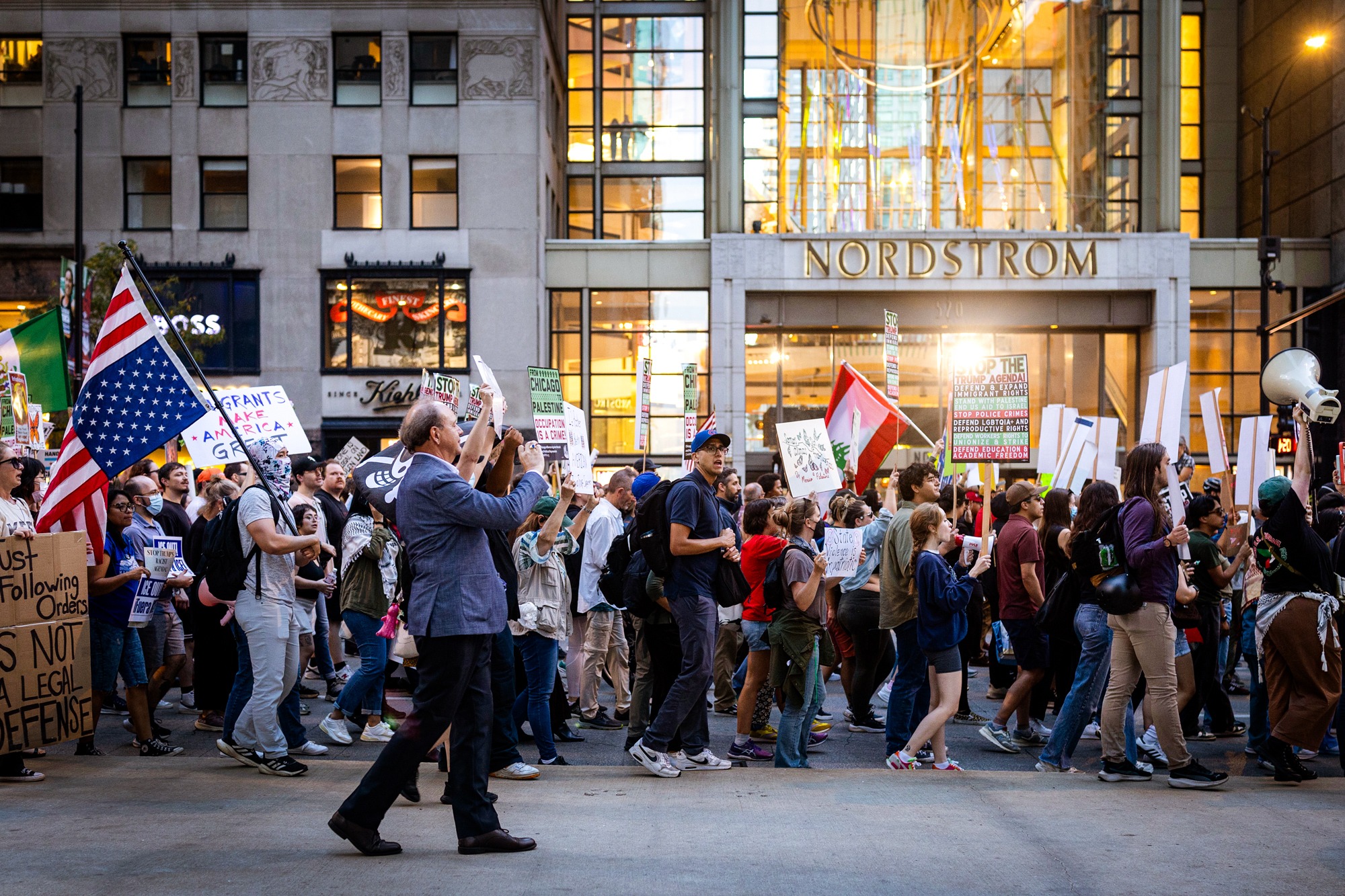 Manifestantes marchan por la Magnificent Mile para protestar contra las operaciones federales de inmigración llevadas a cabo por el Servicio de Inmigración y Control de Aduanas en Chicago el 30 de septiembre de 2025. (Scott Olson/Getty Images).