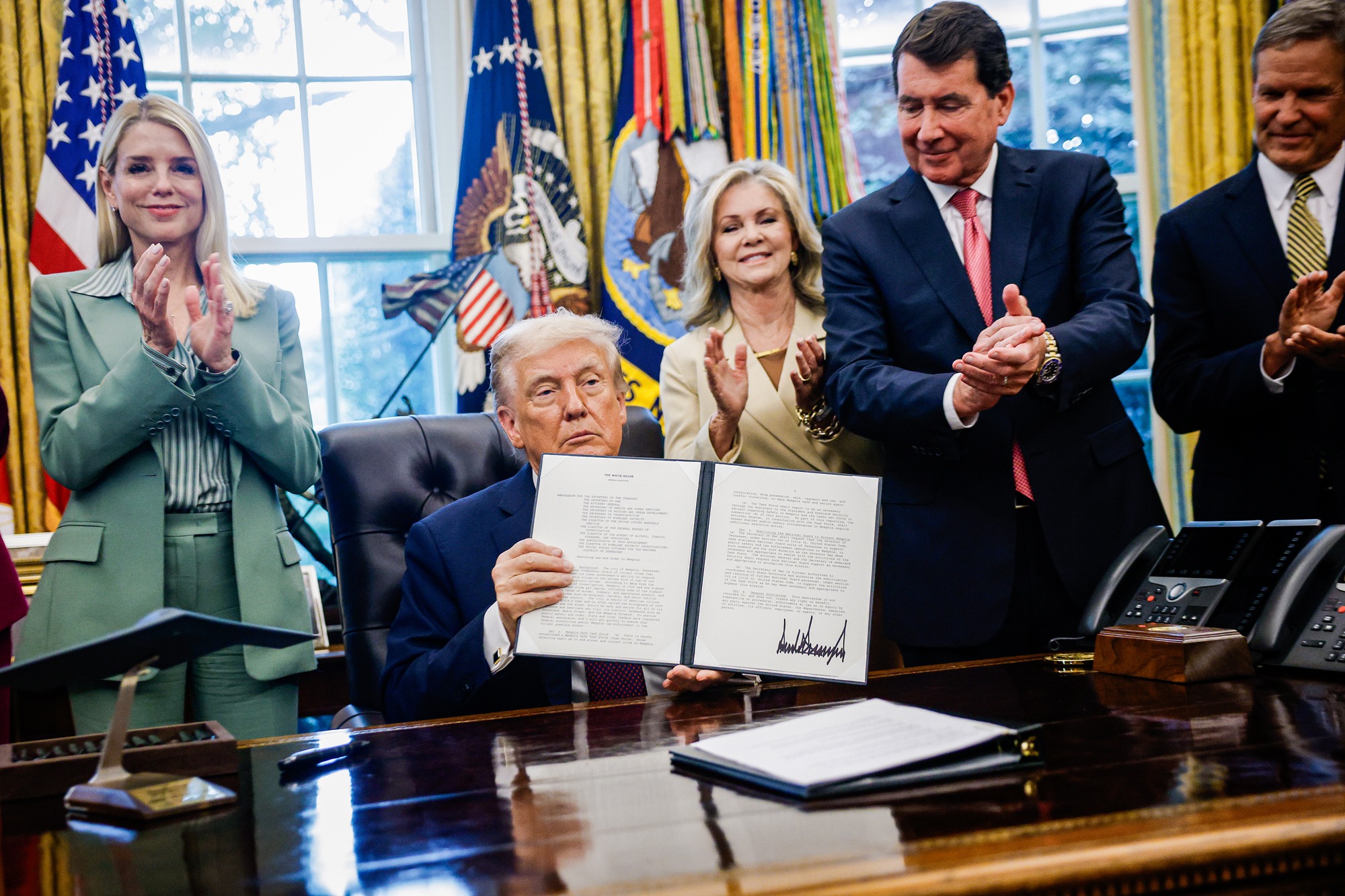 El presidente Donald Trump sostiene un memorándum presidencial firmado que ordena a los miembros de la Guardia Nacional y a las agencias federales encargadas hacer cumplir la ley en Memphis con el fin de reducir la delincuencia en la ciudad, en el Despacho Oval, el 15 de septiembre de 2025. (Kevin Dietsch/Getty Images).