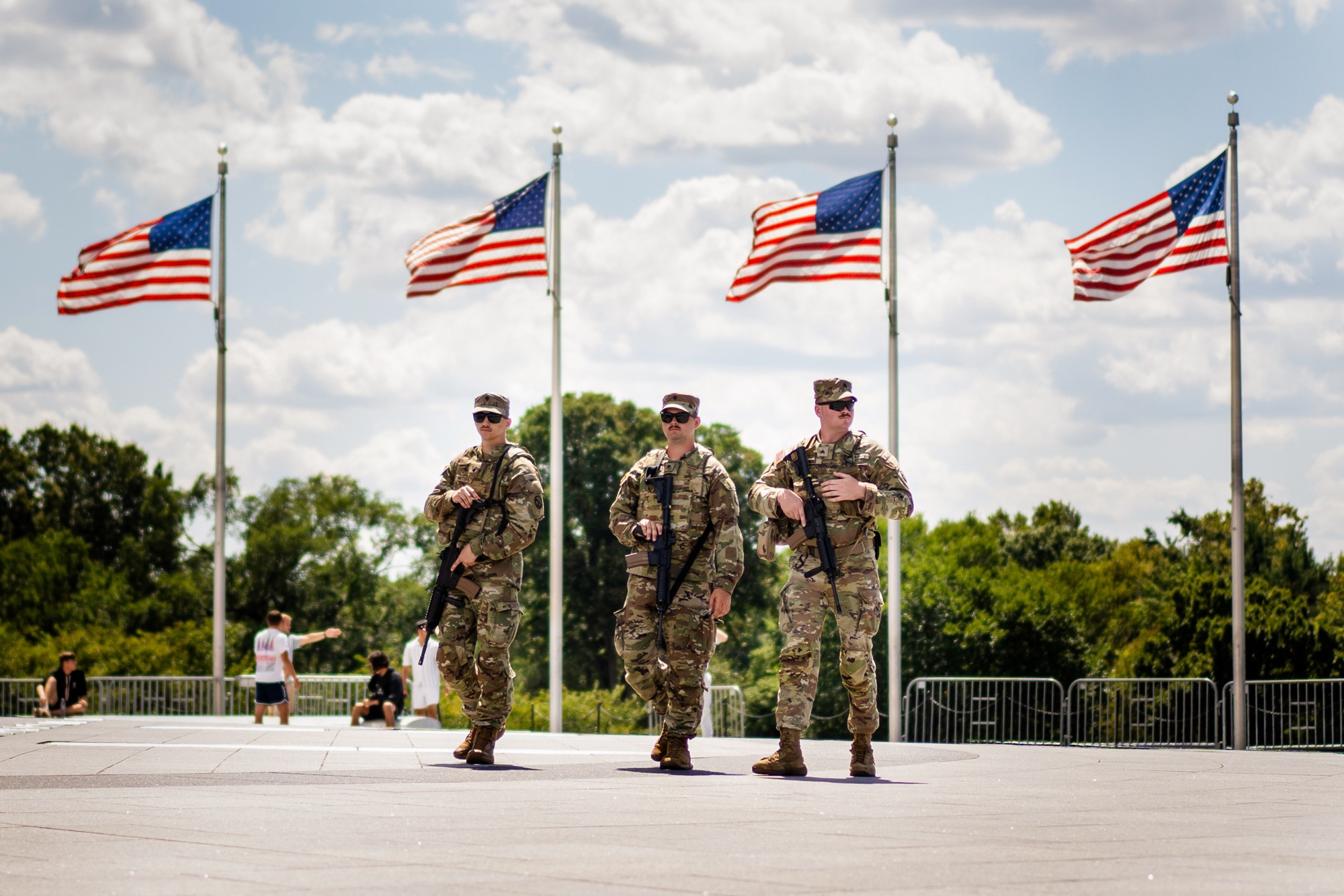 Miembros de la Guardia Nacional patrullan el National Mall en Washington el 27 de agosto de 2025. (Madalina Kilroy/The Epoch Times).