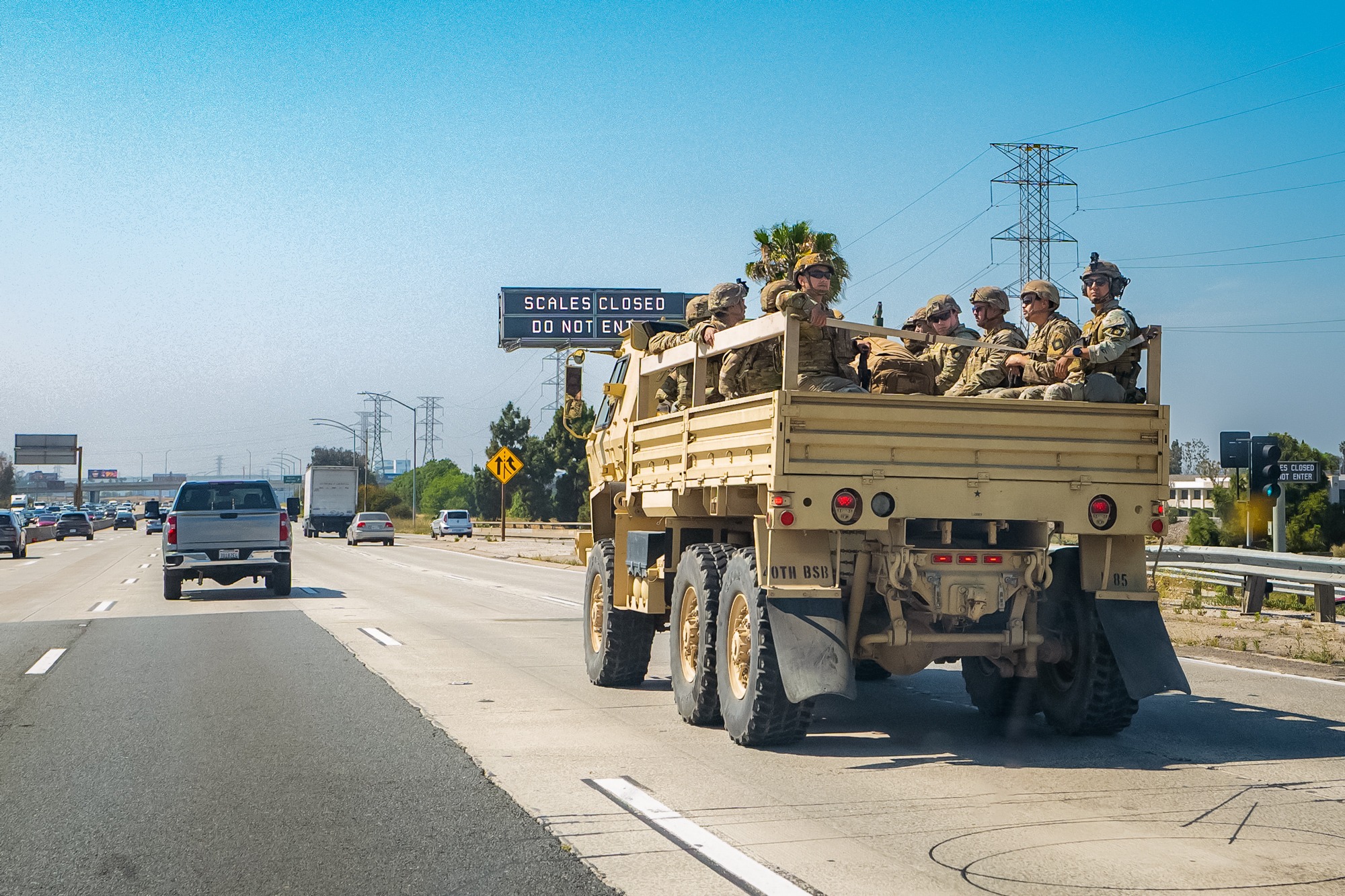 Una unidad militar se desplaza por la Interestatal 405 mientras responde a los disturbios en Los Ángeles el 10 de junio de 2025. (John Fredricks/The Epoch Times).