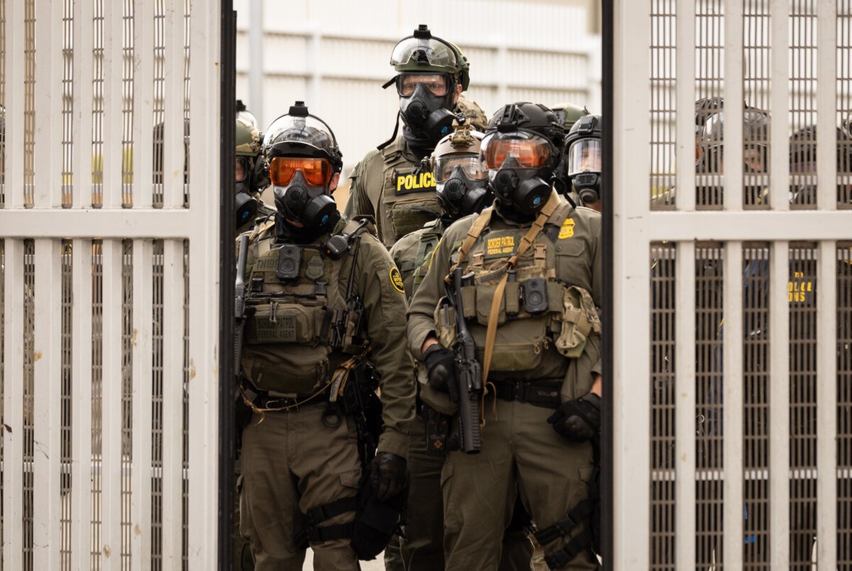 Agentes federales regresan al complejo de oficinas del Servicio de Inmigración y Control de Aduanas en Portland, Oregón, el 4 de octubre de 2025. (John Fredricks/The Epoch Times).