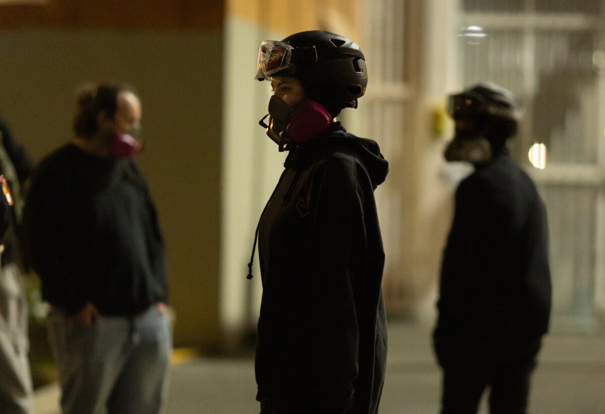 Manifestantes frente a las oficinas del Servicio de Inmigración y Control de Aduanas en Portland, Oregón, el 5 de octubre de 2025. (John Fredricks/The Epoch Times).