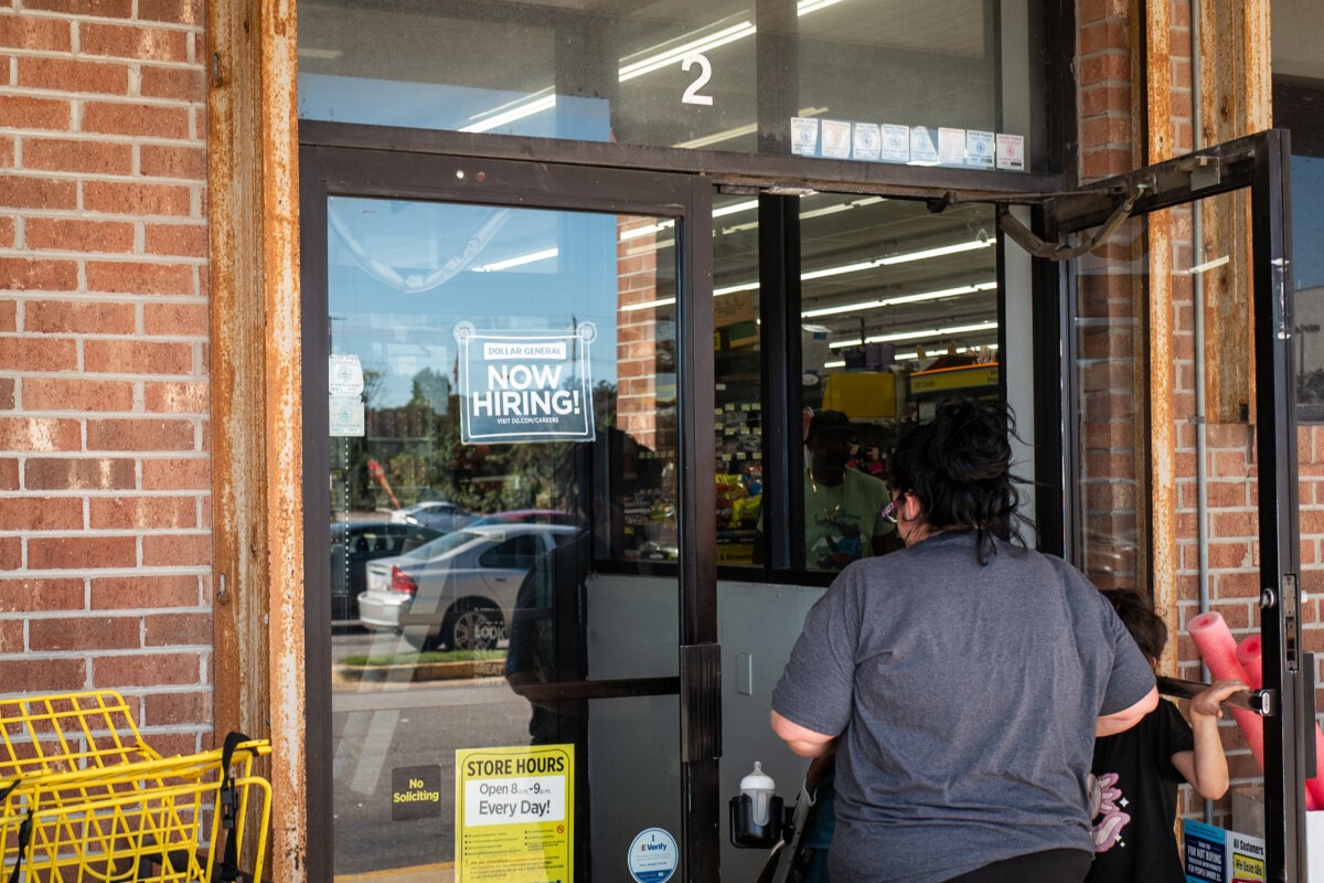 Un cartel de "Se busca personal" en una tienda de Norfolk, Virginia, el 5 de octubre de 2025. (Madalina Kilroy/The Epoch Times).