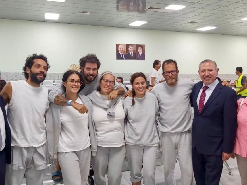 Imagen difundida en redes por la Secretaría de Relaciones Exteriores de México que muestra a los seis ciudadanos mexicanos que habían sido detenidos en Israel tras participar en la denominada Flotilla Global Sumud, una misión humanitaria con destino a Gaza, tras ser liberados y trasladados desde Israel hacia Amán, la capital de Jordania, para ser repatriados. (EFE/ Secretaría de Relaciones Exteriores de México)