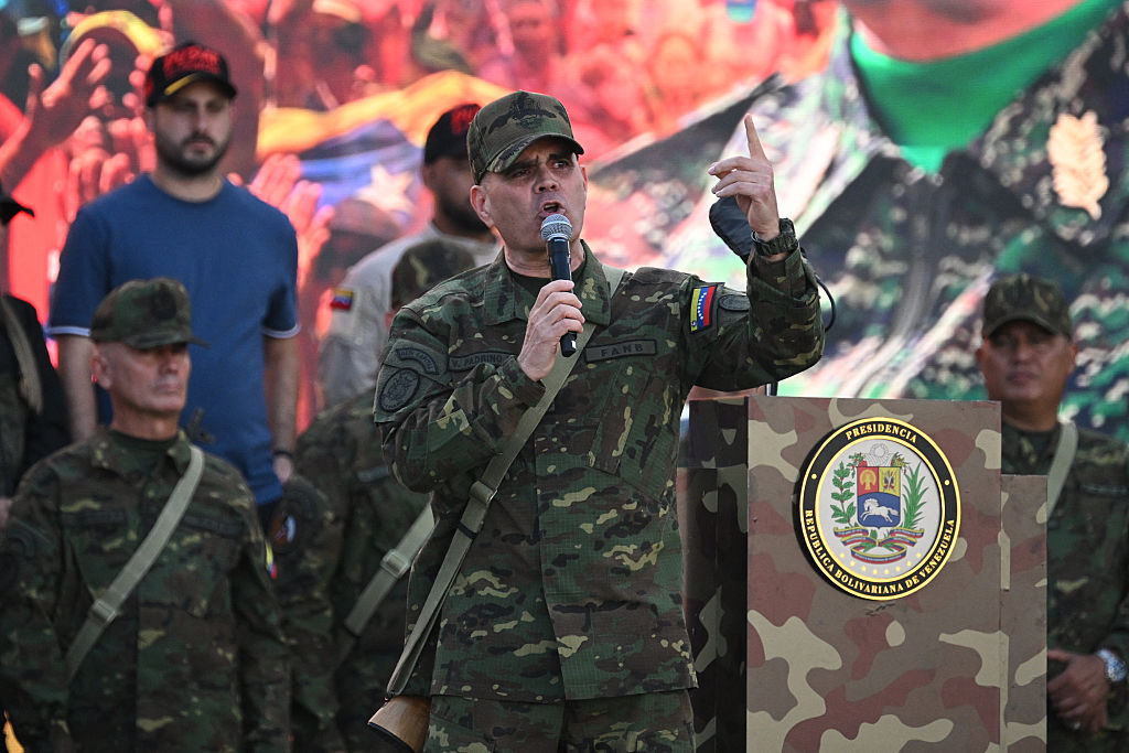 <em>El ministro de Defensa de Venezuela, Vladimir Padrino López, habla durante un despliegue militar en apoyo al presidente de Venezuela, Nicolás Maduro, en la Avenida Bolívar de Caracas, el 23 de septiembre de 2025. (FEDERICO PARRA/AFP vía Getty Images)</em>