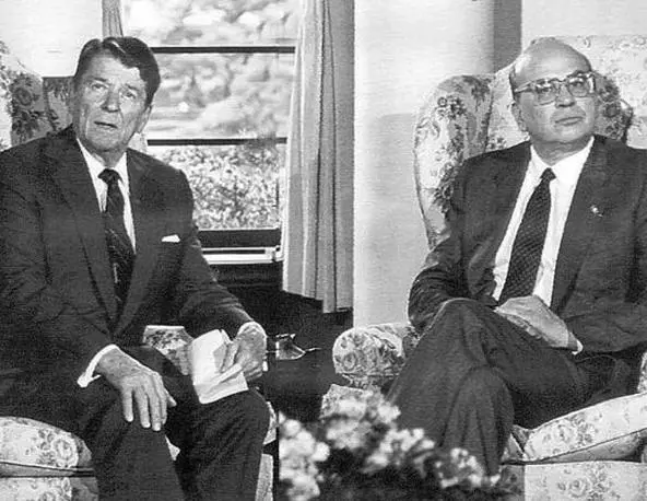 El presidente Ronald Reagan con Bettino Craxi en mayo de 1986. (Dominio público)