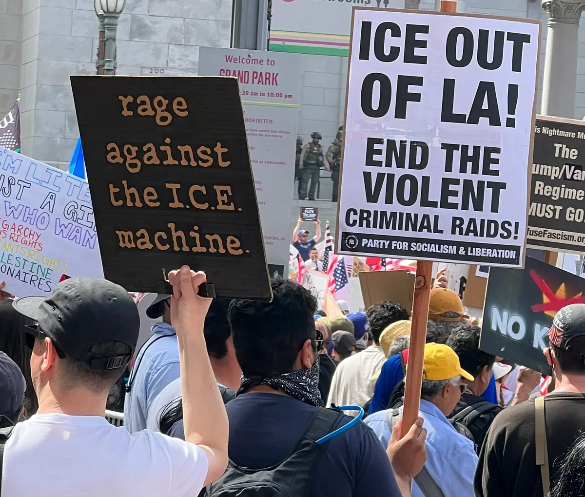 <em>Un manifestante sostiene un cartel del Partido Socialista y de la Liberación (PSL) en la protesta "No Kings" en el Ayuntamiento de Los Ángeles, California, el 14 de junio de 2025. (Brad Jones/The Epoch Times)</em>