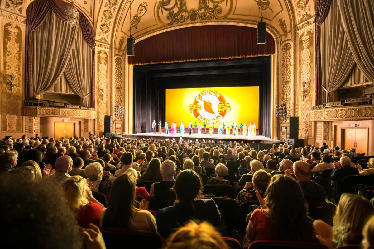 <em>La compañía Shen Yun Performing Arts North America en su cierre de función en el Teatro Orpheum de Omaha, Nebraska, el 3 de abril de 2023. (Hu Chen/The Epoch Times)</em>