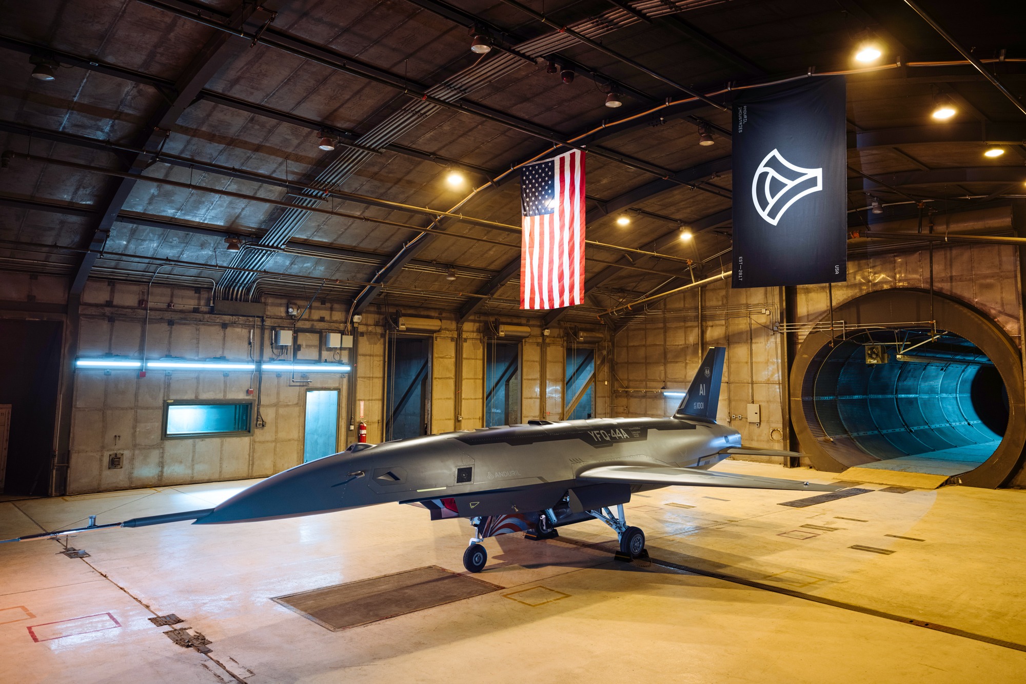 Un vehículo de prueba representativo de la producción del YFQ-44A se encuentra en una cámara de pruebas en Costa Mesa, California. El vehículo es uno de los dos vehículos de prueba que serán fundamentales para garantizar el dominio aéreo de la Fuerza Conjunta en futuros conflictos, aprovechando las capacidades autónomas y la colaboración entre tripulaciones y equipos no tripulados para derrotar las amenazas enemigas en entornos conflictivos. (Dominio público).