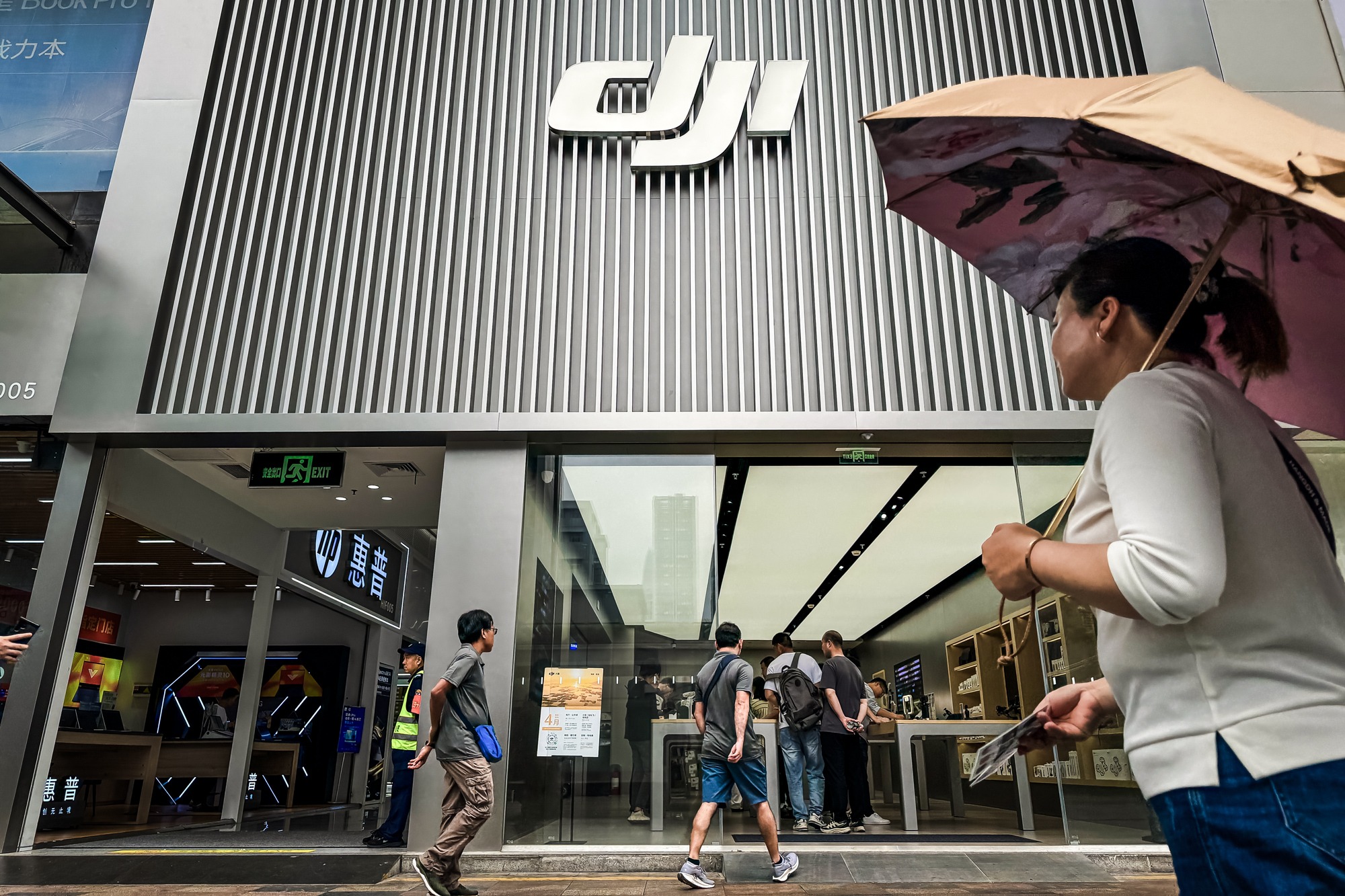 Los clientes entran en la tienda insignia de DJI en Shenzhen, China, el 12 de abril de 2025. El Pentágono ha calificado a DJI, el mayor fabricante mundial de drones, como "empresa militar china". (Cheng Xin/Getty Images).