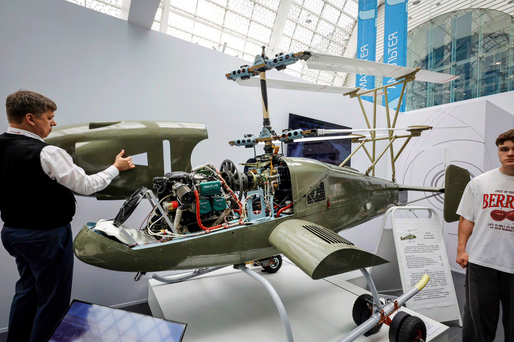 Drones de fabricación rusa se exhiben durante un foro en el que participan desarrolladores, fabricantes y operadores de sistemas robóticos y no tripulados en el Centro de Innovación Skolkovo, a las afueras de Moscú, el 14 de agosto de 2025. (Tatyana Makeyeva/AFP a través de Getty Images).