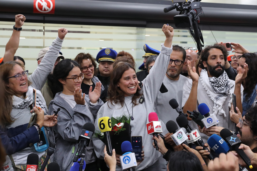 De izquierda a derecha Laura Alejandra Vélez, Arlín Medrano, Sol González, Ernesto Ledesma y Diego Vázquez saludan a su llegada al Aeropuerto Internacional de la Ciudad de México, México, el 8 de octubre de 2025. (EFE/ Mario Guzmán)