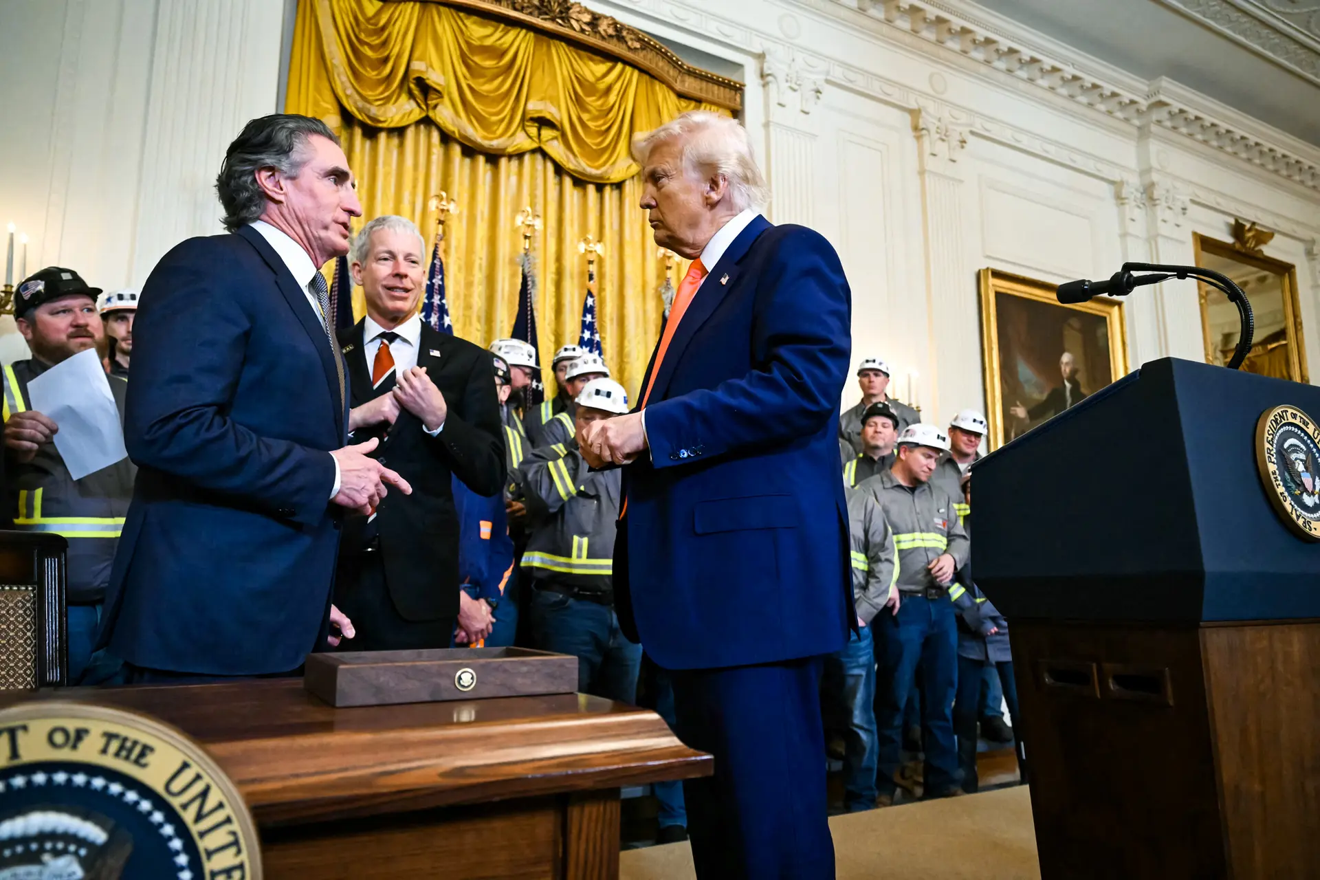 El presidente Donald Trump habla con el secretario del Interior, Doug Burgum (izquierda), y el secretario de Energía, Chris Wright, tras firmar una orden ejecutiva para impulsar la minería y la producción de carbón en Estados Unidos, en la Casa Blanca, el 8 de abril de 2025. (Saul Loeb/AFP a través de Getty Images).
