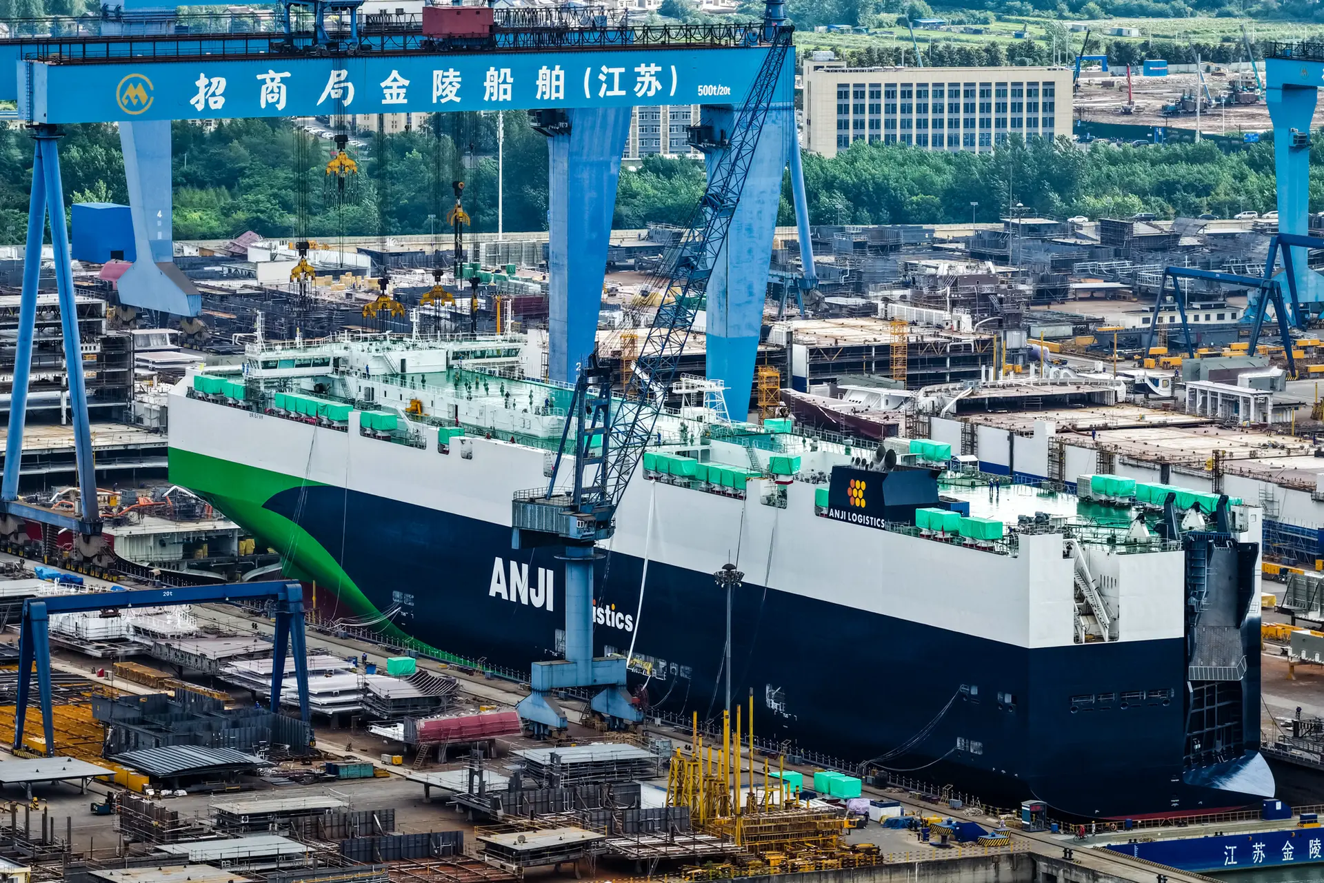 Se están construyendo barcos en los astilleros Jinling Shipyard de China Merchants Industry en Yizheng, Yangzhou, en la provincia oriental china de Jiangsu, el 21 de julio de 2025. (STR/AFP a través de Getty Images).