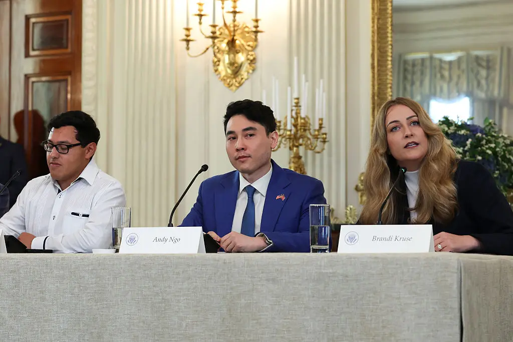 Brandi Kruse (derecha) habla junto a Andy Ngo (centro) durante una mesa redonda en el comedor de estado de la Casa Blanca el 8 de octubre de 2025. La administración Trump realizó la mesa redonda para debatir sobre el grupo extremista de extrema izquierda Antifa después de firmar una orden ejecutiva que lo designaba como "organización terrorista nacional". (Anna Moneymaker/Getty Images)