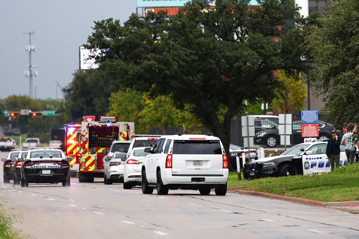 Las fuerzas del orden y el personal de emergencias responden cerca del lugar de un tiroteo mortal en un centro de detención del Servicio de Inmigración y Control de Aduanas en Dallas el 24 de septiembre de 2025. (Aric Becker/AFP a través de Getty Images)