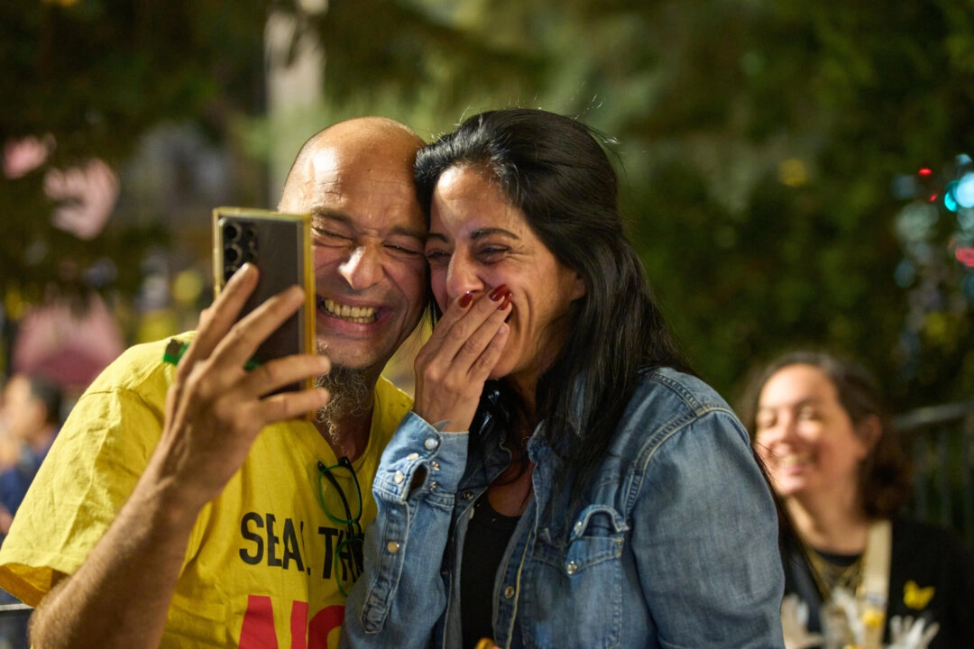 Einav Zangauker, en el centro, madre de Matan Zangauker, que está retenido como rehén por Hamás, reacciona tras el anuncio de que Israel y Hamás han acordado la primera fase de un plan de paz, en Tel Aviv, Israel, el jueves 9 de octubre de 2025. (Foto AP/Ohad Zwigenberg)