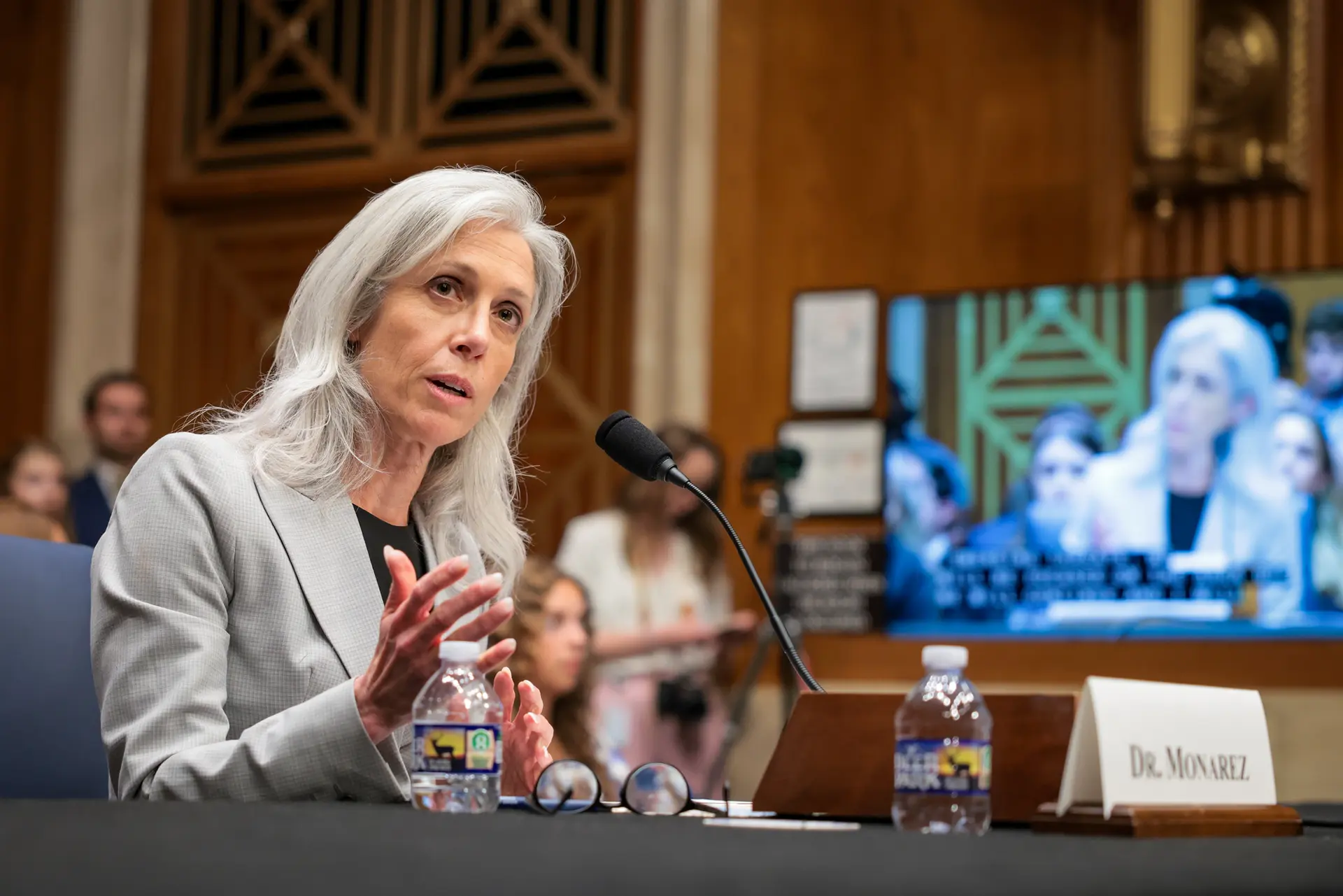 Susan Monarez, candidata a directora de los CDC, testifica durante su audiencia de confirmación en el Senado en Washington el 25 de junio de 2025. En agosto, Monarez aprobó la recomendación de un comité asesor para ofrecer un anticuerpo contra el virus respiratorio sincitial (VSR) a los bebés nacidos durante o que entran en su primera temporada de virus respiratorios, que comienza en otoño. (Kayla Bartkowski/Getty Images)