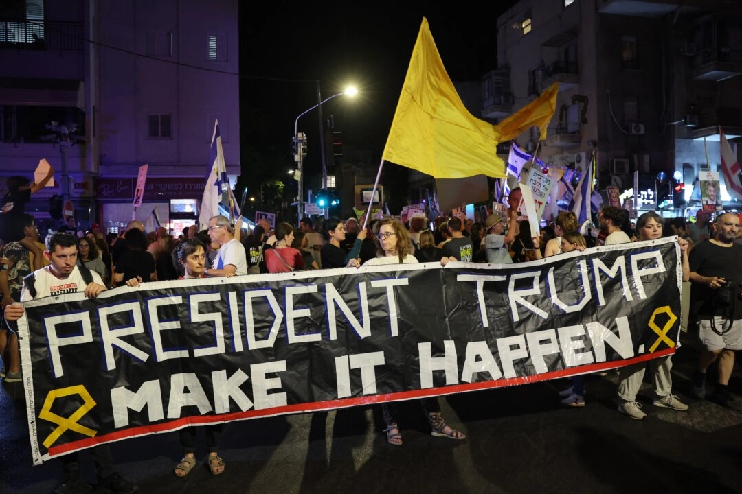 Manifestantes frente al edificio del partido Likud en Tel Aviv el 30 de septiembre de 2025. (Jack Guez/AFP)