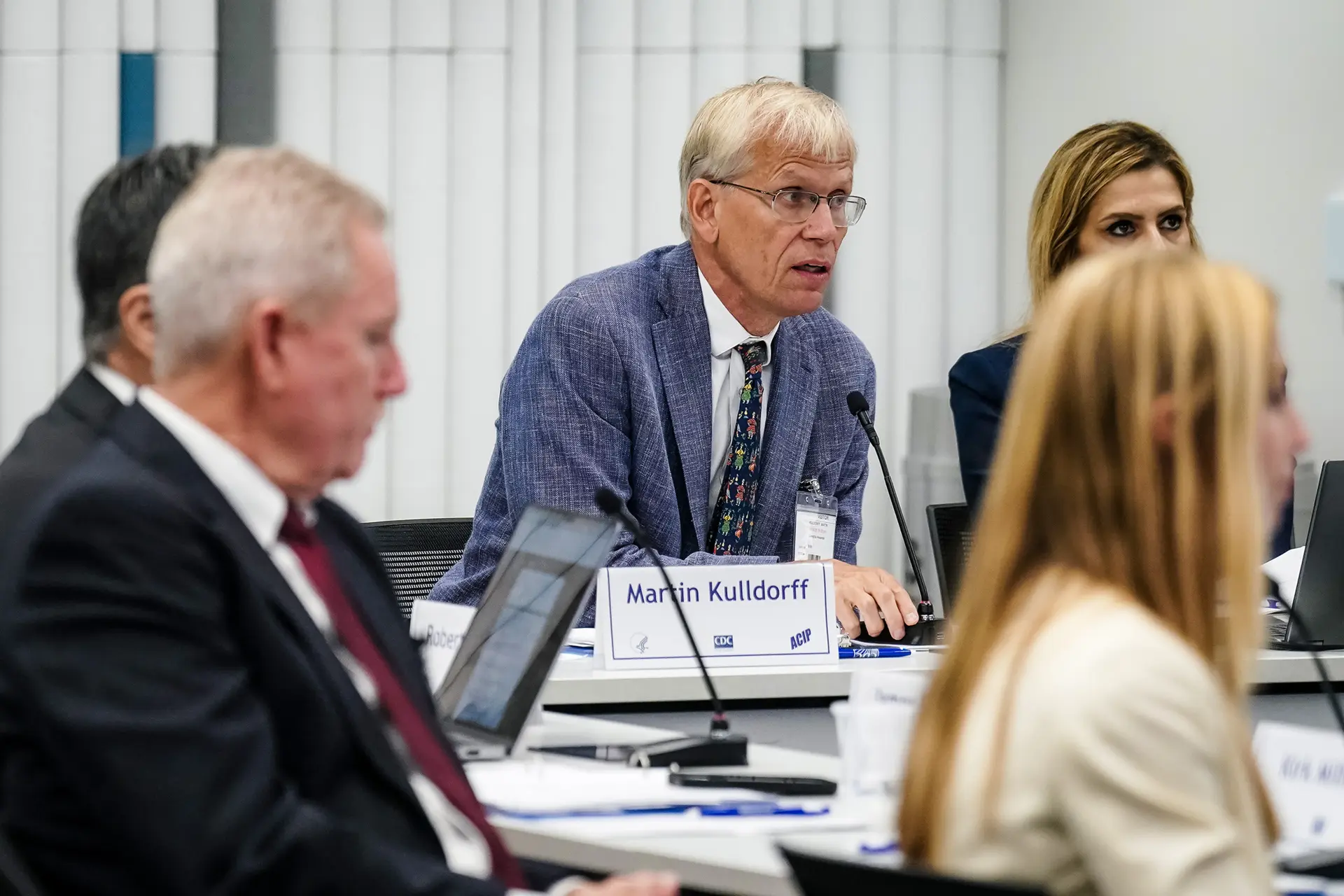 Martin Kulldorff habla durante una reunión del Comité Asesor sobre Prácticas de Inmunización de los CDC en Chamblee, Georgia, el 18 de septiembre de 2025. El grupo asesor federal sobre vacunas, designado por el secretario de Salud, Robert F. Kennedy Jr., formulará recomendaciones sobre quiénes deben recibir la vacuna contra COVID-19 y si todos los bebés deben vacunarse contra la hepatitis B al nacer. (Elijah Nouvelage/Getty Images)