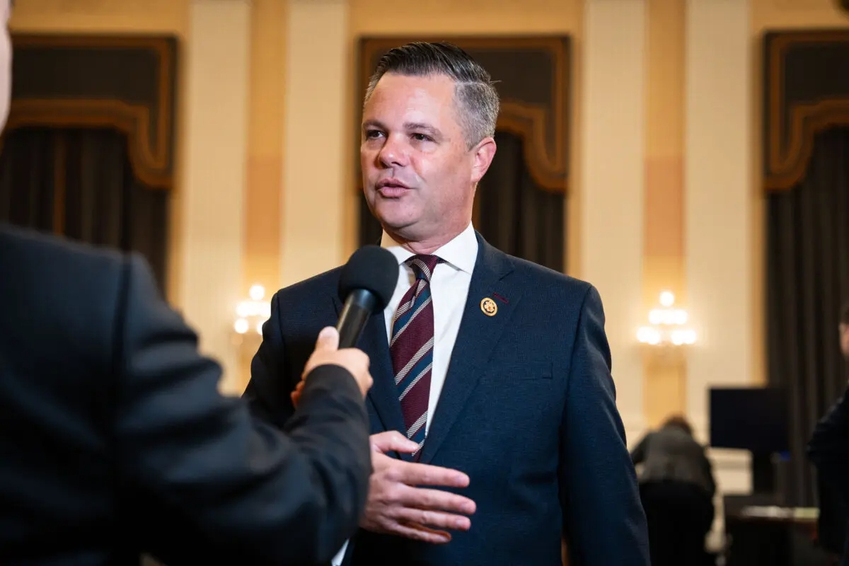 El representante Zach Nunn (R-Iowa) habla con los periodistas tras una audiencia en el Capitolio, en Washington, el 15 de mayo de 2025. (Madalina Vasiliu/The Epoch Times)