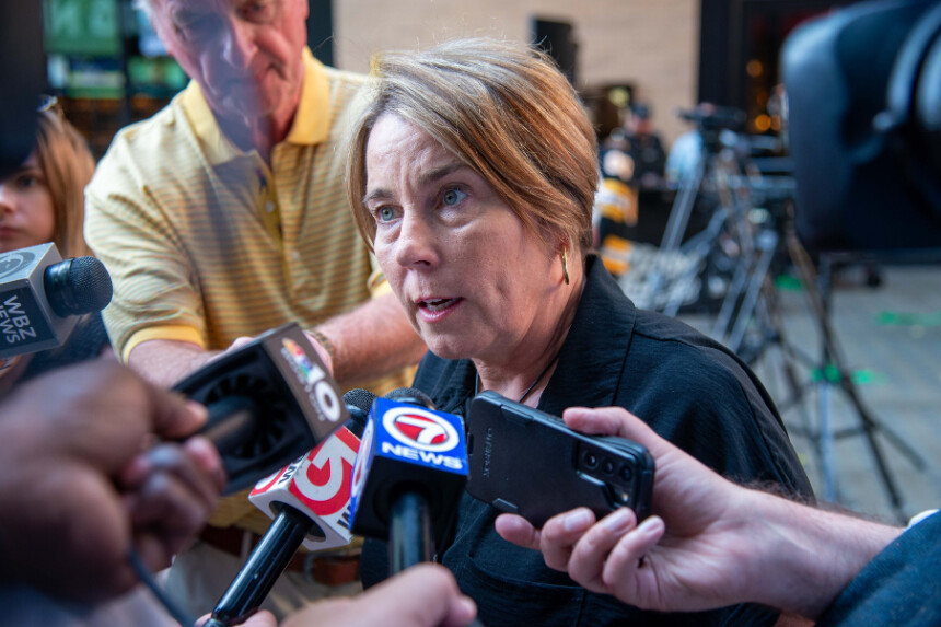 La gobernadora de Massachusetts, Maura Healey, habla con los periodistas en un evento en Boston, el 30 de septiembre de 2025. (Learner Liu/The Epoch Times).