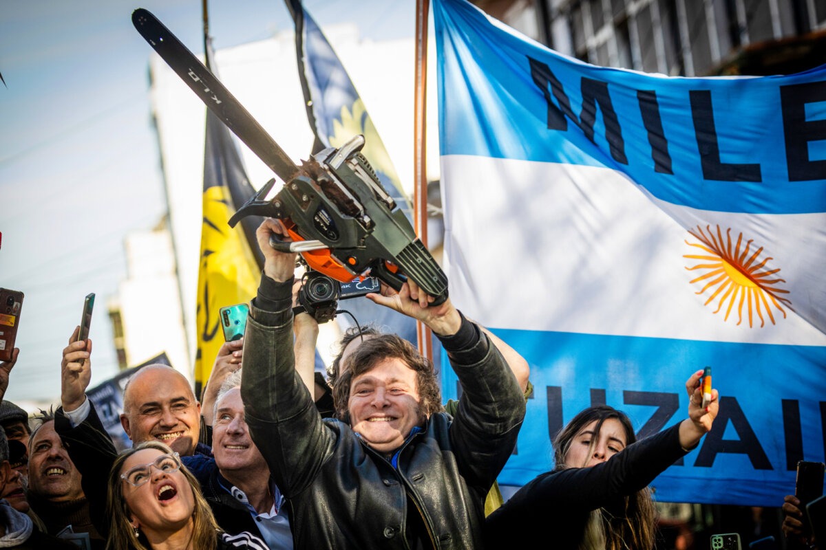 El entonces candidato presidencial Javier Milei, de La Libertad Avanza, levanta una motosierra durante un mitin electoral en Buenos Aires, Argentina, el 25 de septiembre de 2023. (Tomás Cuesta/Getty Images).
