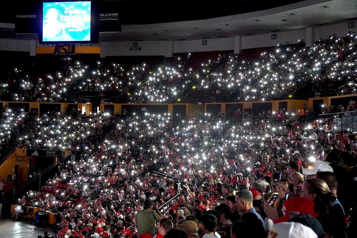 Miles de luces de teléfonos celulares parpadean durante una vigilia en memoria del líder juvenil conservador asesinado Charlie Kirk en Tempe, Arizona, el 15 de septiembre de 2025. (Allan Stein/The Epoch Times)