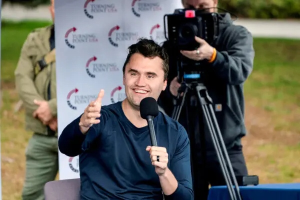 Charlie Kirk celebra un debate antes de su discurso programado en la Universidad de Washington en Seattle, Washington, el 7 de mayo de 2024. (David Ryder/Reuters)