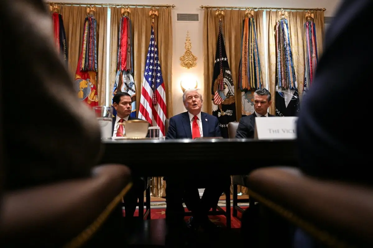 El presidente Donald Trump (C) habla, junto al secretario de Estado Marco Rubio (I) y el secretario de Defensa Pete Hegseth (D), durante una reunión del gabinete en la Sala del Gabinete de la Casa Blanca el 9 de octubre de 2025. (Jim Watson/AFP vía Getty Images)