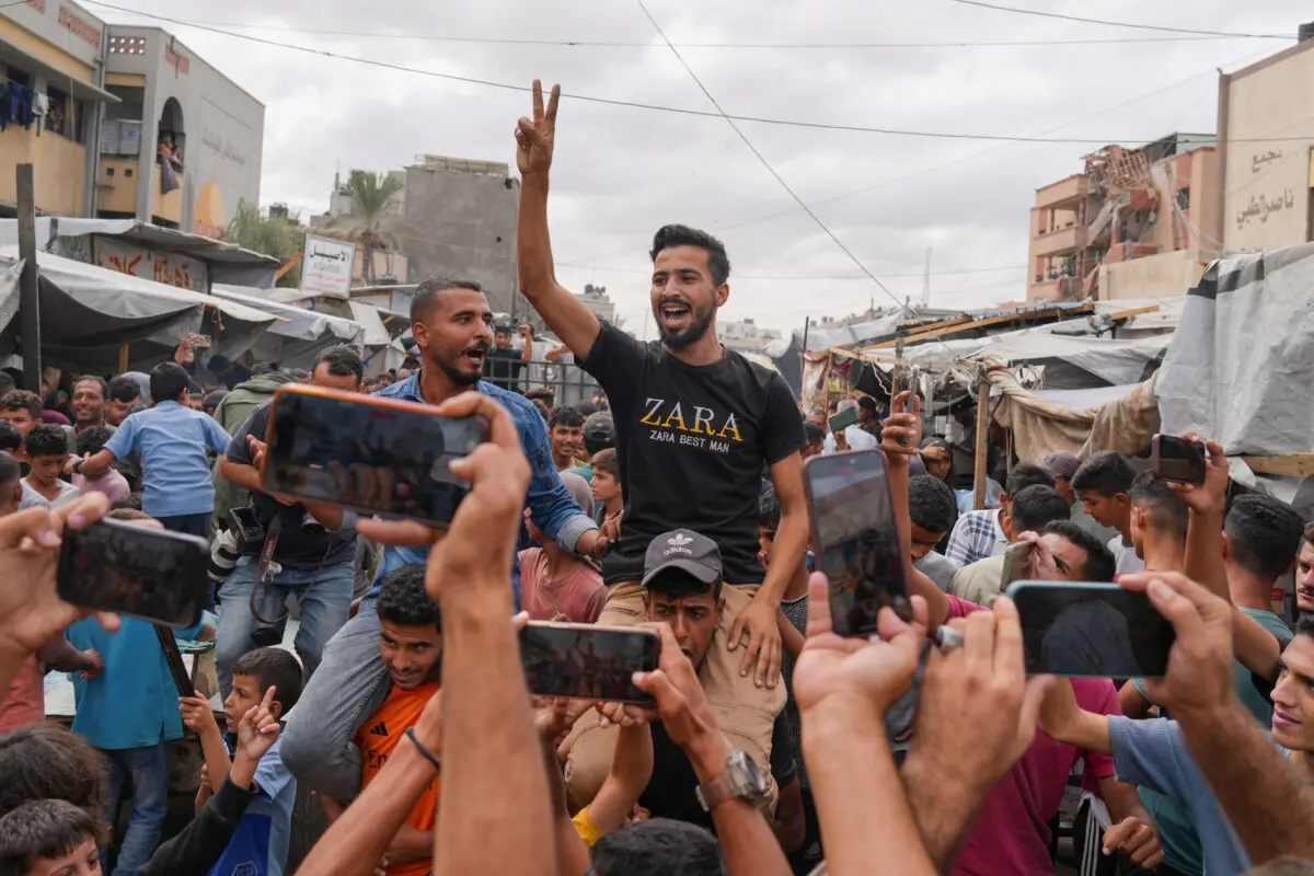 Los palestinos celebran tras el anuncio de que Israel y Hamás han acordado la primera fase de un plan de paz para detener los combates, en Jan Yunis, al sur de la Franja de Gaza, el 9 de octubre de 2025. (AP Photo/Jehad Alshrafi)