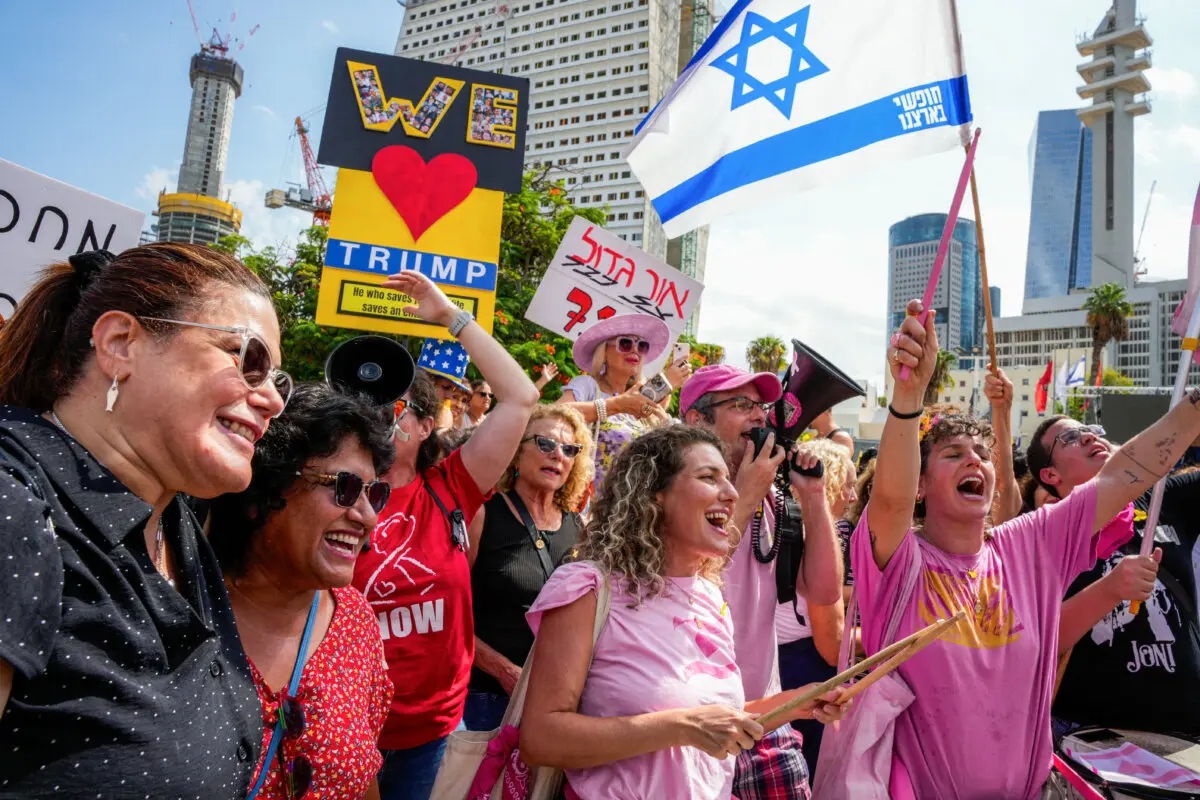 La gente celebra tras el anuncio del acuerdo de alto el fuego en Gaza, en la plaza de los Rehenes de Tel Aviv, el 9 de octubre de 2025. (Maya Levin/AFP vía Getty Images)