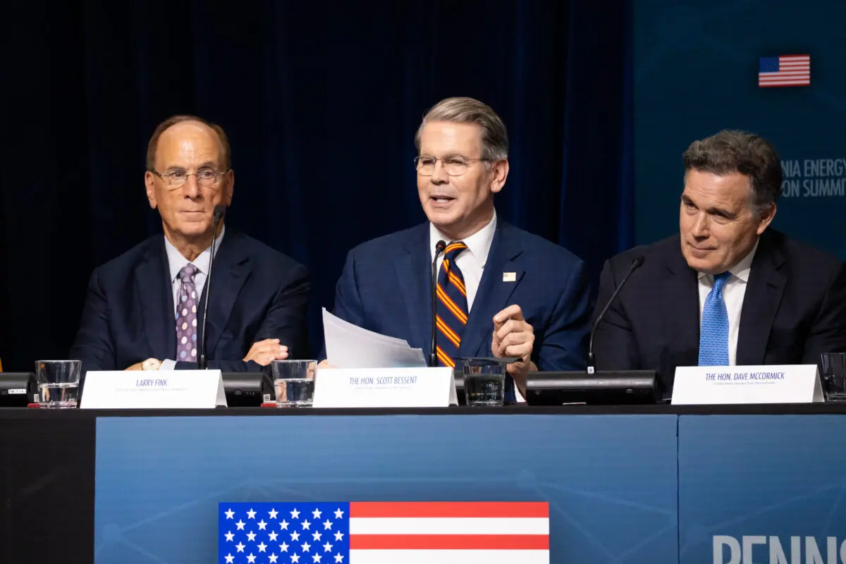 El director ejecutivo de BlackRock, Larry Fink (izquierda), el secretario del Tesoro, Scott Bessent (centro), y el senador Dave McCormick (R-Pa.) (derecha) en la Cumbre de Energía e Innovación de Pensilvania, celebrada en Pittsburgh el 15 de julio de 2025. (Samira Bouaou/The Epoch Times)