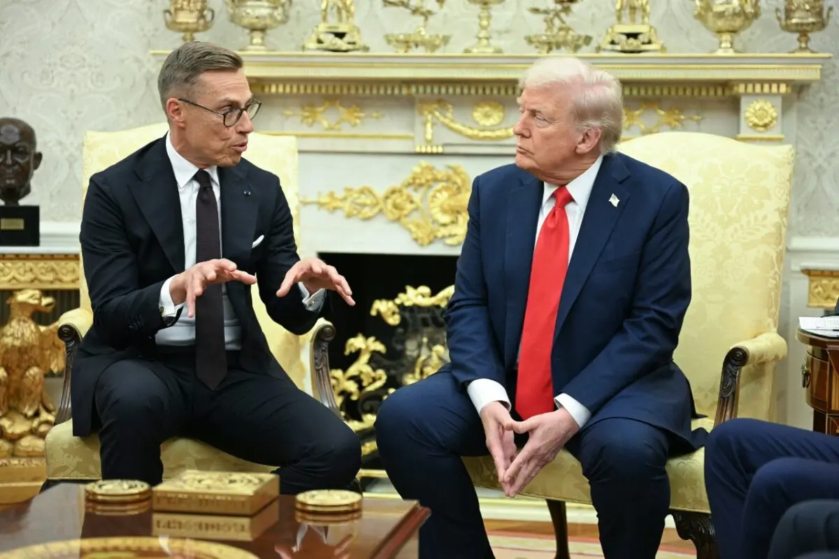 El presidente Donald Trump se reúne con el presidente finlandés Alexander Stubb en el Despacho Oval de la Casa Blanca en Washington D. C., el 9 de octubre de 2025. (Jim Watson/AFP a través de Getty Images)