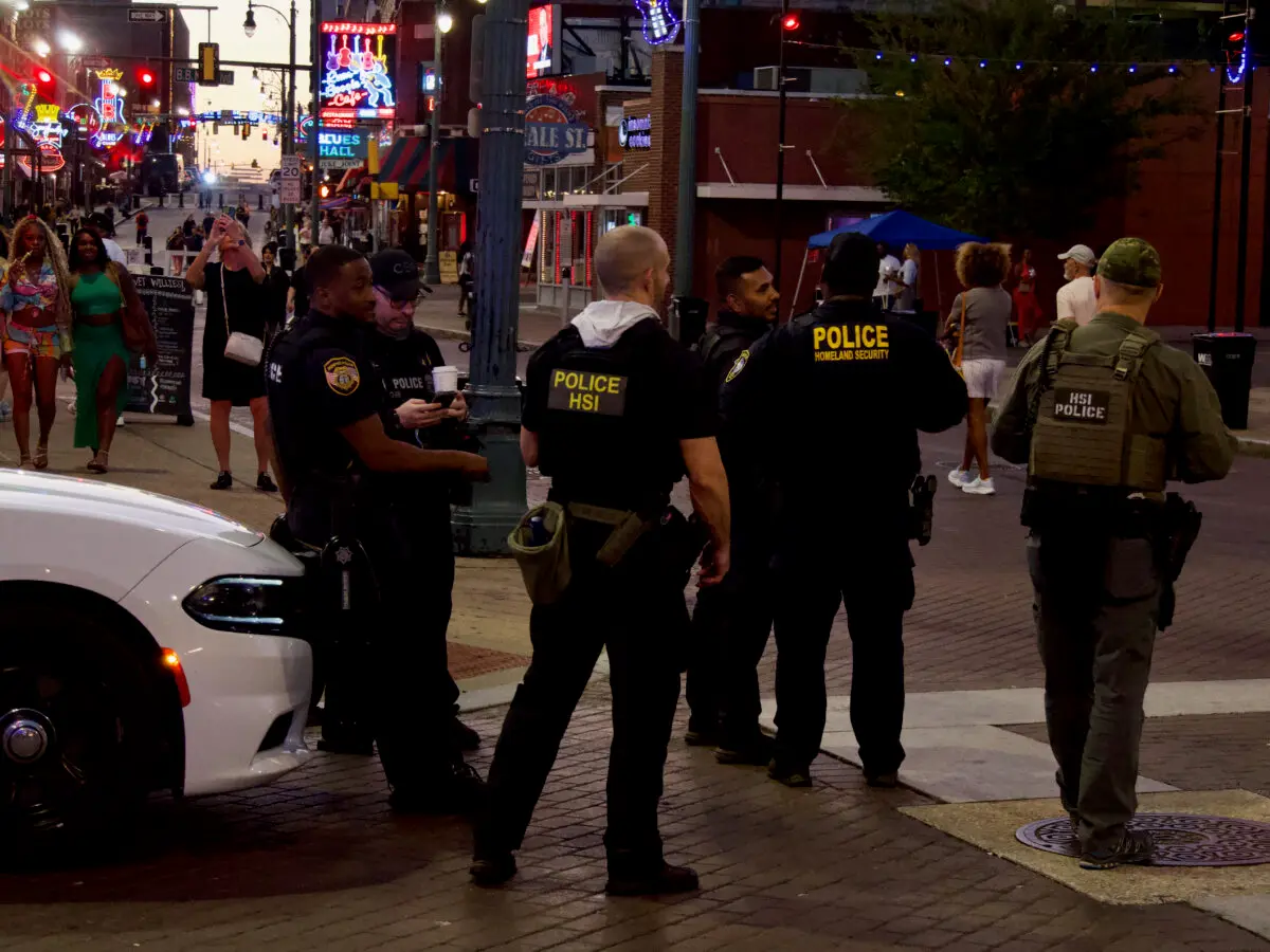 Agentes de la Policía de Memphis y del Departamento de Seguridad Nacional patrullan la calle Beale en Memphis, Tennessee, el 5 de octubre de 2025. (Travis Gillmore/The Epoch Times)