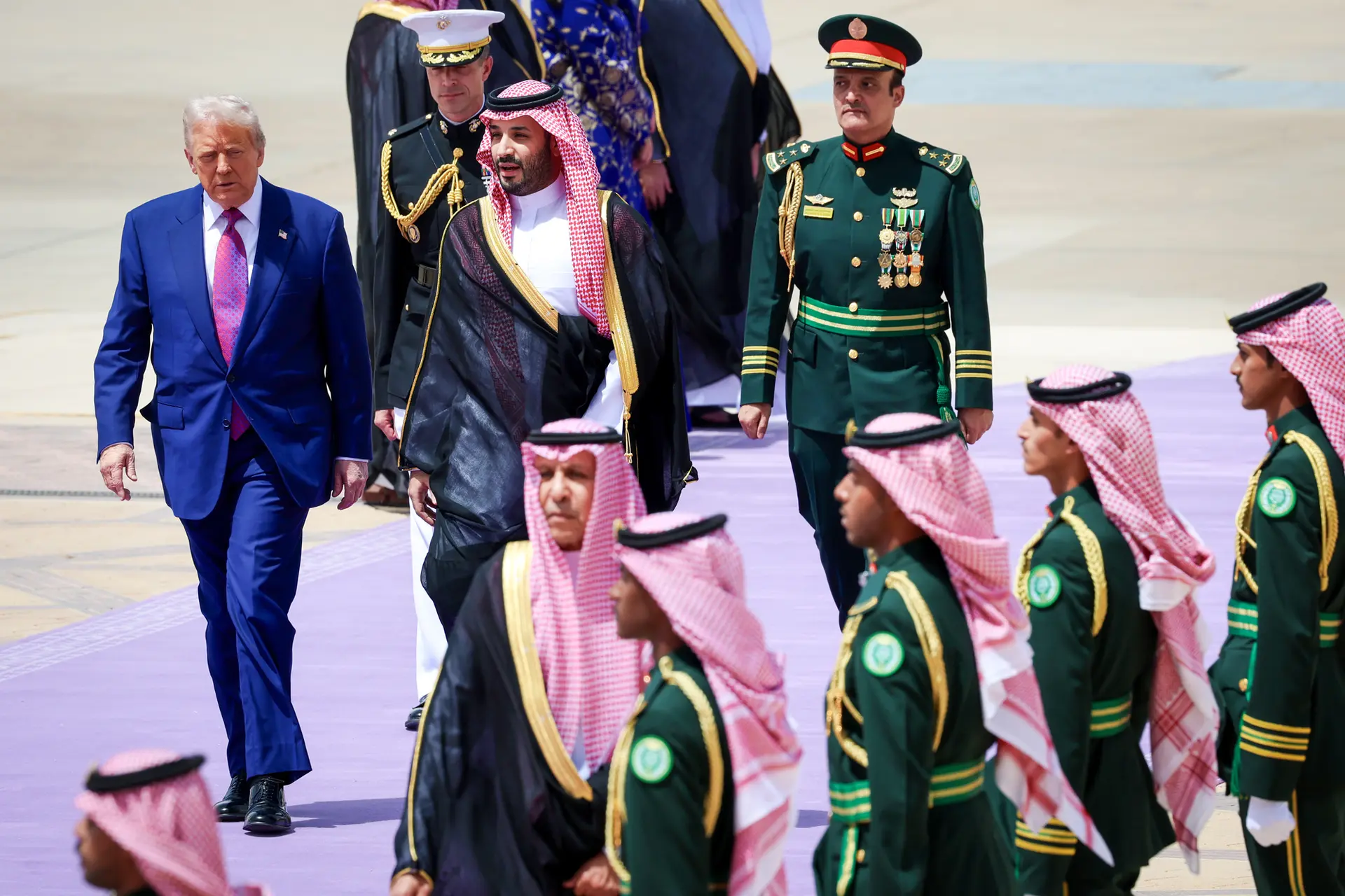 <em>El presidente Donald J. Trump es recibido por el príncipe heredero saudí Mohammed bin Salman a su llegada al Aeropuerto Internacional Rey Khalid en Riad, Arabia Saudita, el 13 de mayo de 2025. Trump inició una gira por la región del Golfo Pérsico, centrada en ampliar los lazos económicos y reforzar la cooperación en materia de seguridad con aliados clave de Estados Unidos. (Win McNamee/Getty Images)</em>