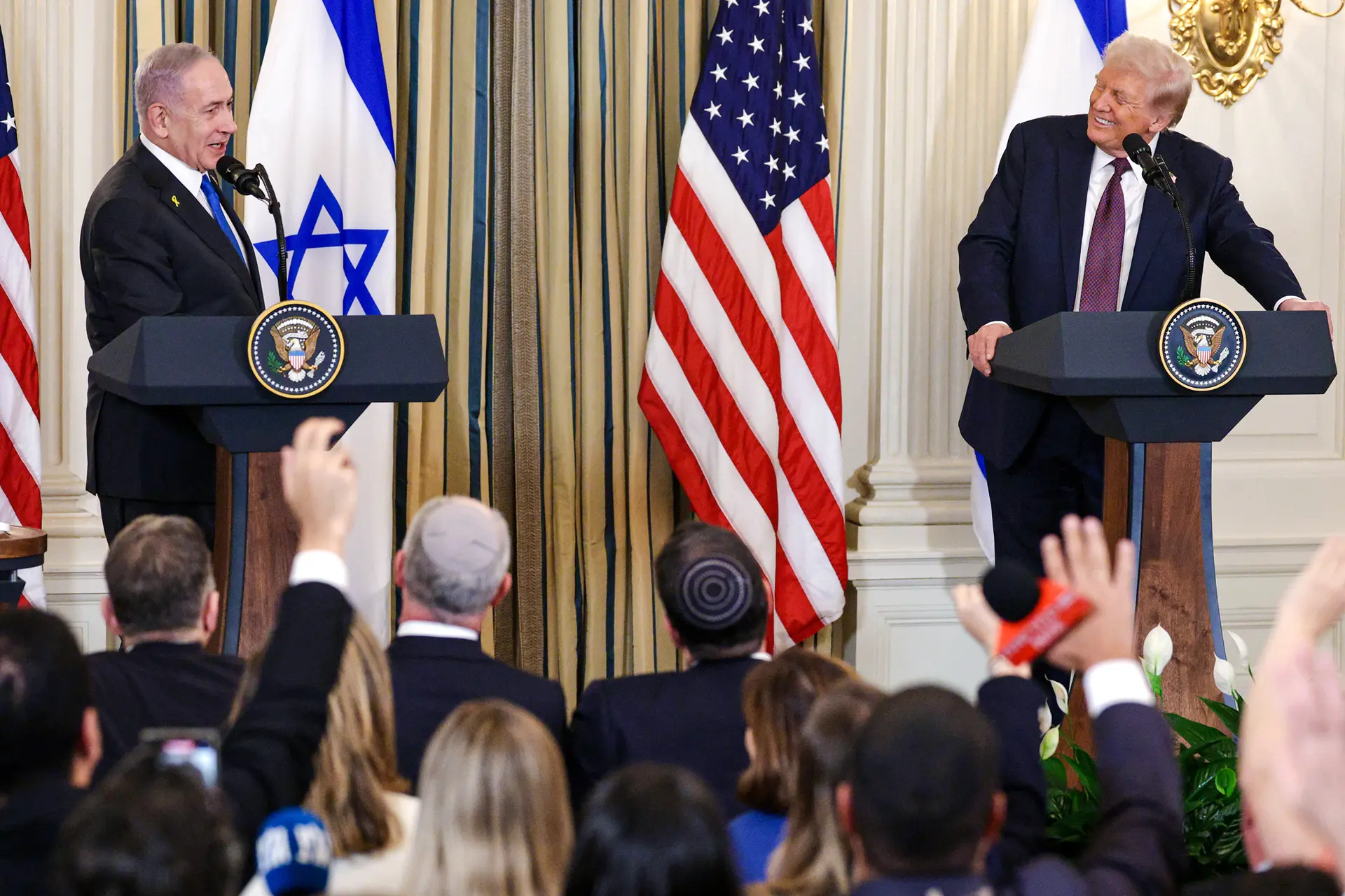 <em>El presidente Donald J. Trump y el primer ministro israelí, Benjamin Netanyahu, ofrecen una conferencia de prensa conjunta en la Casa Blanca el 29 de septiembre de 2025. Ambos líderes se reunieron para discutir los planes para poner fin a la guerra en Gaza y lograr la liberación de los rehenes restantes retenidos por Hamás. (Alex Wong/Getty Images)</em>