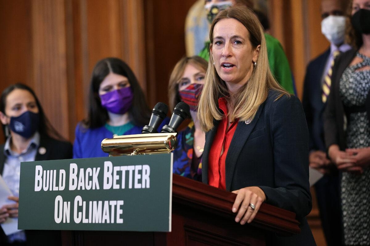 La representante Mikie Sherrill (D-N.J.) habla durante un evento con los demócratas de la Cámara de Representantes y activistas climáticos en la sala Rayburn del Capitolio de los Estados Unidos el 28 de septiembre de 2021. (Chip Somodevilla/Getty Images)