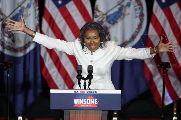 La vicegobernadora Winsome Earle-Sears, candidata republicana a la gobernación, habla en un mitin en el Hippodrome Theater de Richmond, Virginia, el 17 de junio de 2025. (Win McNamee/Getty Images)