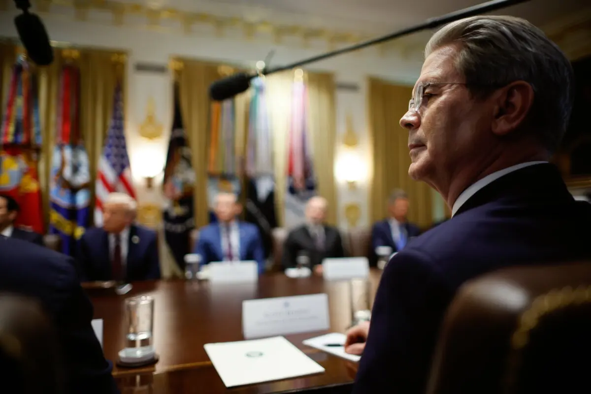 El secretario del Tesoro, Scott Bessent, asiste a una reunión del Gabinete con el presidente Donald Trump en la Casa Blanca, en Washington, el 26 de agosto de 2025. (Chip Somodevilla/Getty Images).