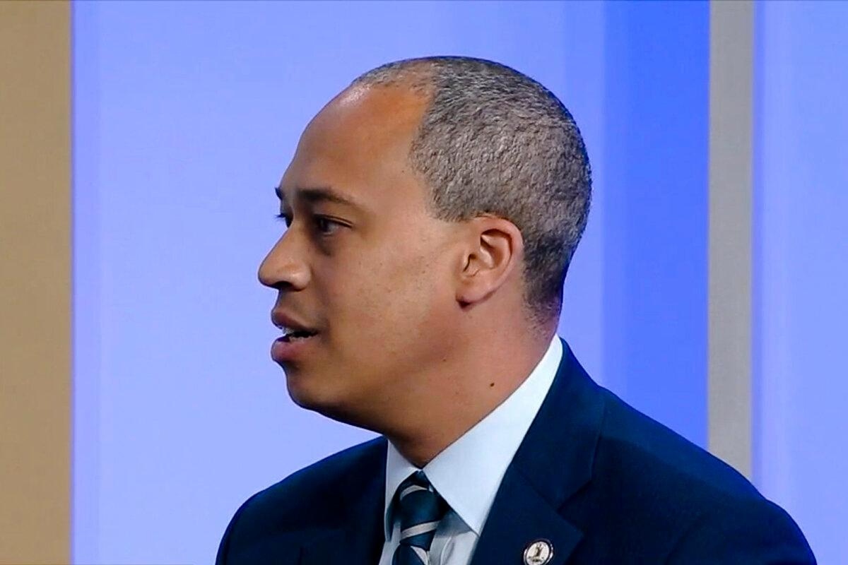 En una captura de pantalla tomada de un video, el candidato demócrata a fiscal general Jay Jones habla con un entrevistador el 4 de octubre de 2025 en Richmond, Virginia, sobre los mensajes de texto ampliamente condenados que envió en 2022. (WRIC vía AP)