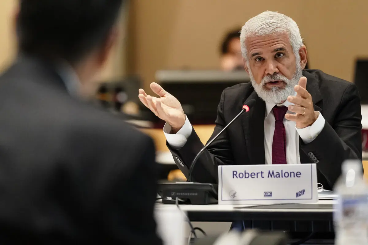 Dr. Robert Malone, miembro del Comité Asesor sobre Prácticas de Inmunización, en Atlanta, Georgia, el 25 de junio de 2025. (Elijah Nouvelage/Getty Images)