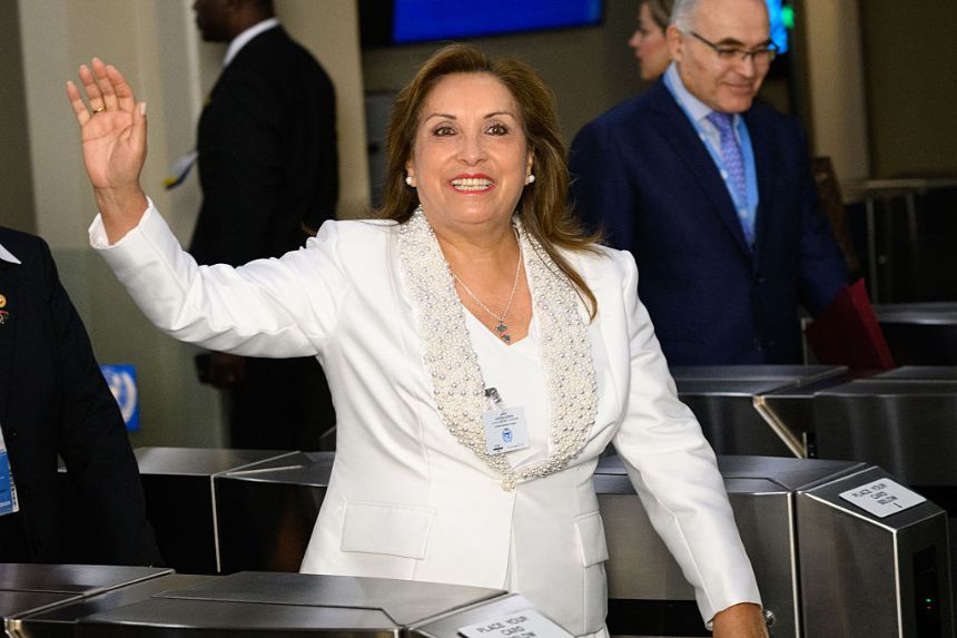 La presidenta de Perú, Dina Boluarte, llega a la 80.ª sesión de la Asamblea General de las Naciones Unidas (AGNU), el 23 de septiembre de 2025, en la sede de la ONU en la ciudad de Nueva York. (Alexi J. Rosenfeld/Getty Images)