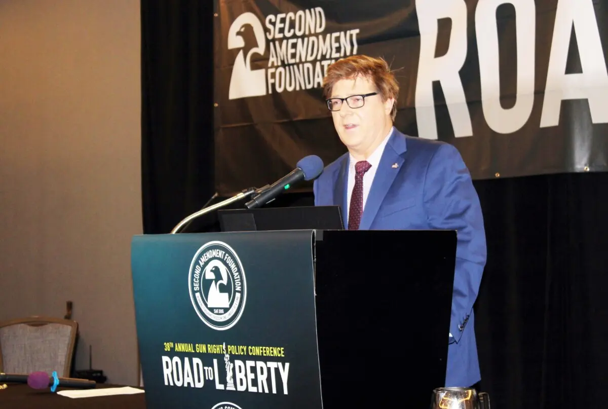 Mark Smith, abogado y presentador del canal Four Boxes Diner Second Amendment en YouTube, habla en la Conferencia sobre la Política de Derechos de Armas en Phoenix el 23 de septiembre de 2023. (Michael Clements/The Epoch Times).