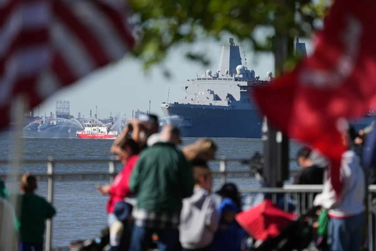El USS Billings pasa por el puesto de observación durante el desfile de barcos a lo largo del río Delaware en Filadelfia el 9 de octubre de 2025. (Matt Rourke/Foto AP)