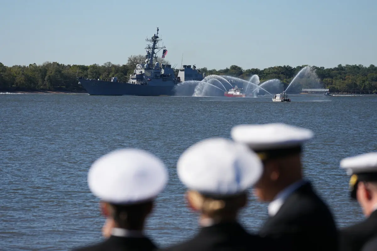 Los espectadores observan cómo los barcos de la Armada de los EE. UU. pasan por la tribuna durante el 250 aniversario de la fundación de la Armada y el Cuerpo de Marines de los EE. UU., a lo largo del río Delaware en Filadelfia el 9 de octubre de 2025. (Matt Rourke/Foto AP)