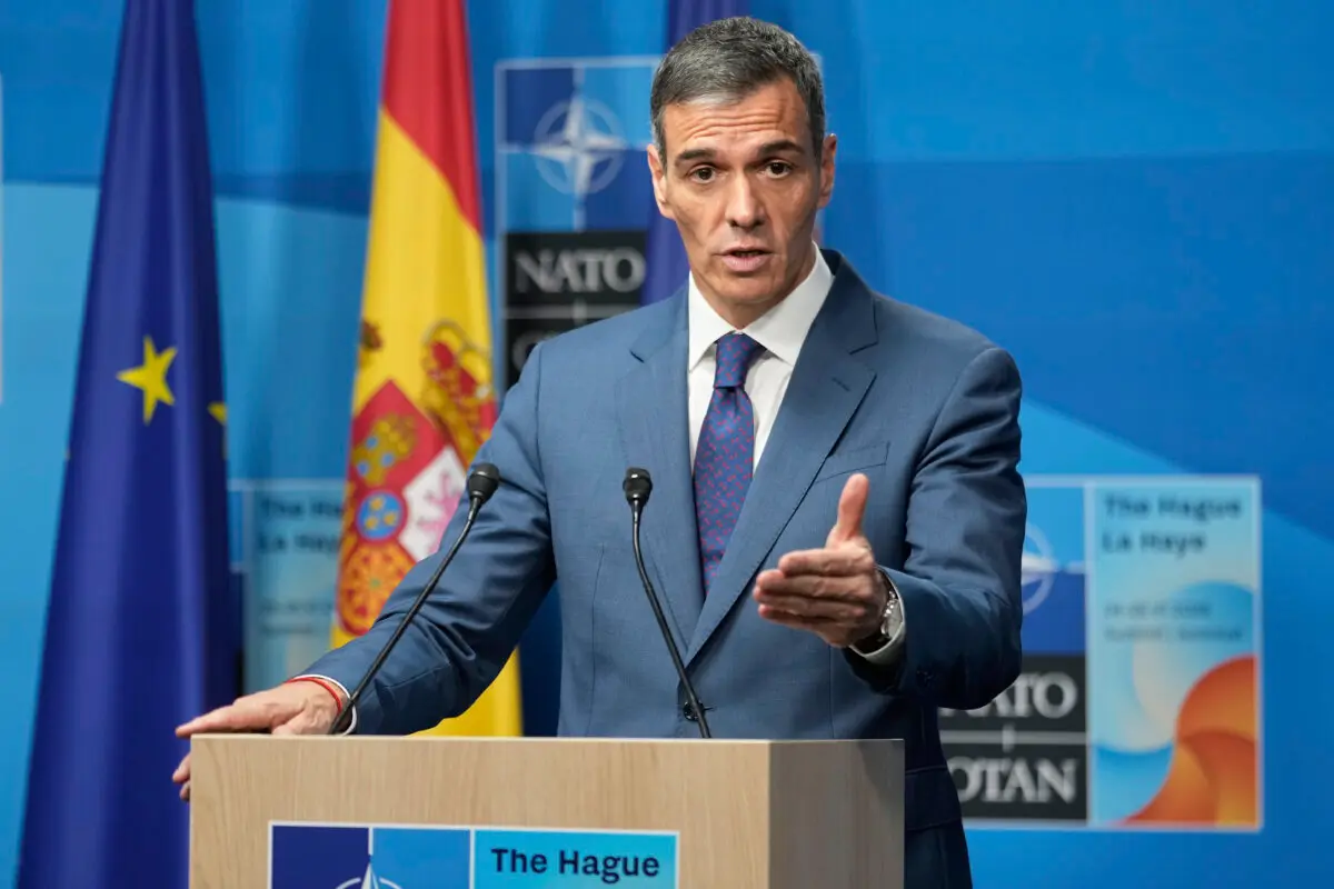 El presidente del Gobierno español, Pedro Sánchez, habla durante una rueda de prensa tras la sesión plenaria de la cumbre de la OTAN en La Haya, Países Bajos, el 25 de junio de 2025. (Markus Schreiber/AP)