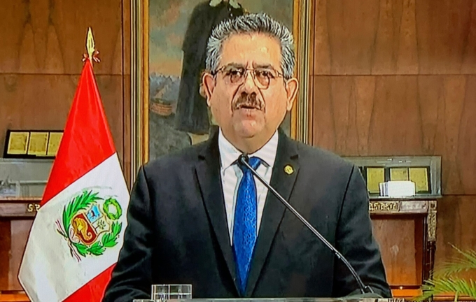 Imagen de televisión tomada cuando el presidente interino de Perú, Manuel Merino, anuncia su renuncia en un mensaje televisado desde el Palacio de Gobierno, el 15 de noviembre de 2020. (LUKA GONZALES/AFP via Getty Images)