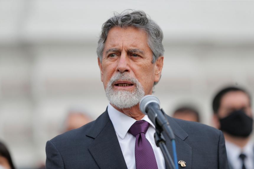 El congresista peruano Francisco Sagasti habla después de ser elegido presidente interino de Perú en el Congreso en Lima, el 16 de noviembre de 2020. (LUKA GONZALES/AFP via Getty Images)