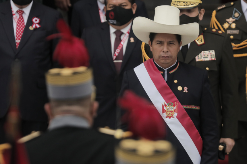 El presidente de Perú, Pedro Castillo, sale del Congreso portando la banda presidencial tras la ceremonia de inauguración presidencial el 28 de julio de 2021 en Lima, Perú. (Getty Images/Getty Images)